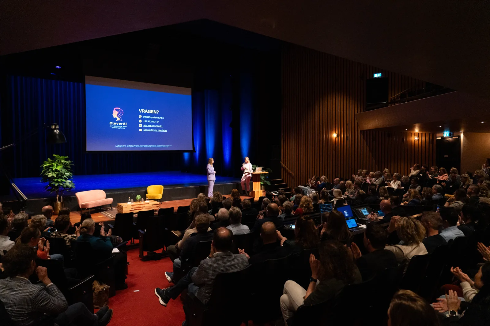 Freya Liemburg geeft een AI-keynote voor een volle theaterzaal